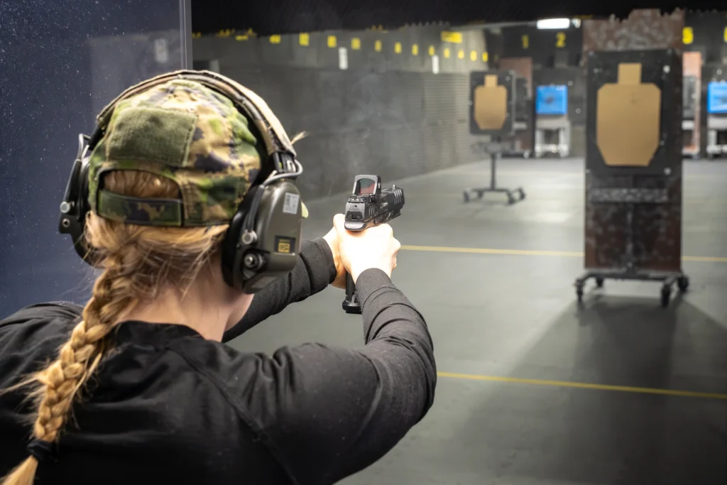 Walther PDP Steel Frame Match pistoolilla ammuntaa sisäradalla.