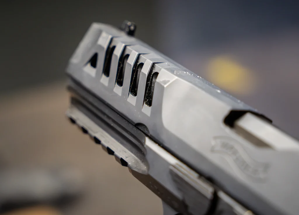 Walther PDP Steel Frame Match pistoolin luistin etuosan karhennus kevennyksillä.