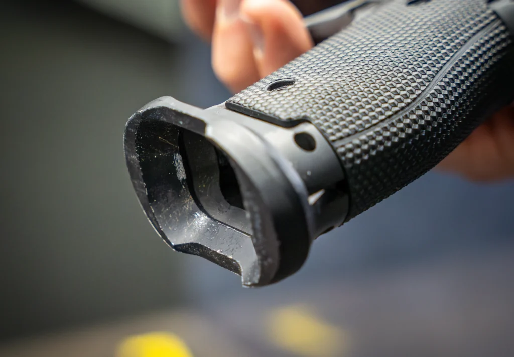 Walther PDP Steel Frame Match pistoolin kahva ja kahvan pohjassa oleva lipaskuilun levennys eli magwell.