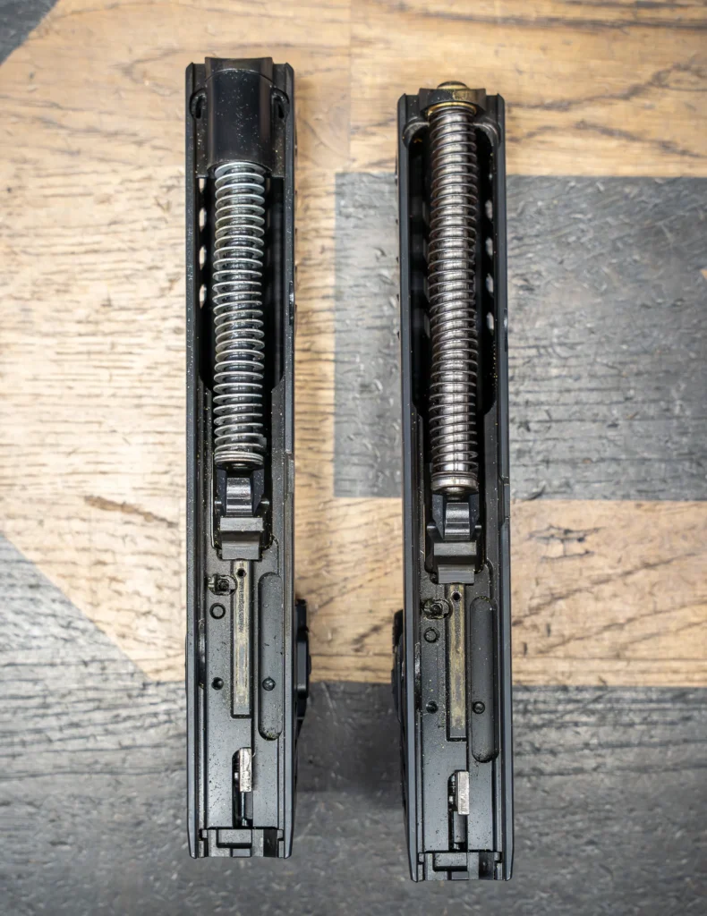 Vierekkäin kaksi Walther PDP Steel Frame Matchin luistia, joissa vasemmalla alkuperäinen rekyylijousi ja guide rod, oikealla ZR Tactical Long Stroke guide rod kevennetyllä rekyylijousella.