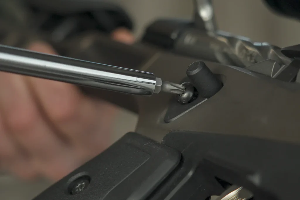 Peukalotuen ja ja pistoolikahvan voi säätää samalla torx-ruuviauskärjellä.