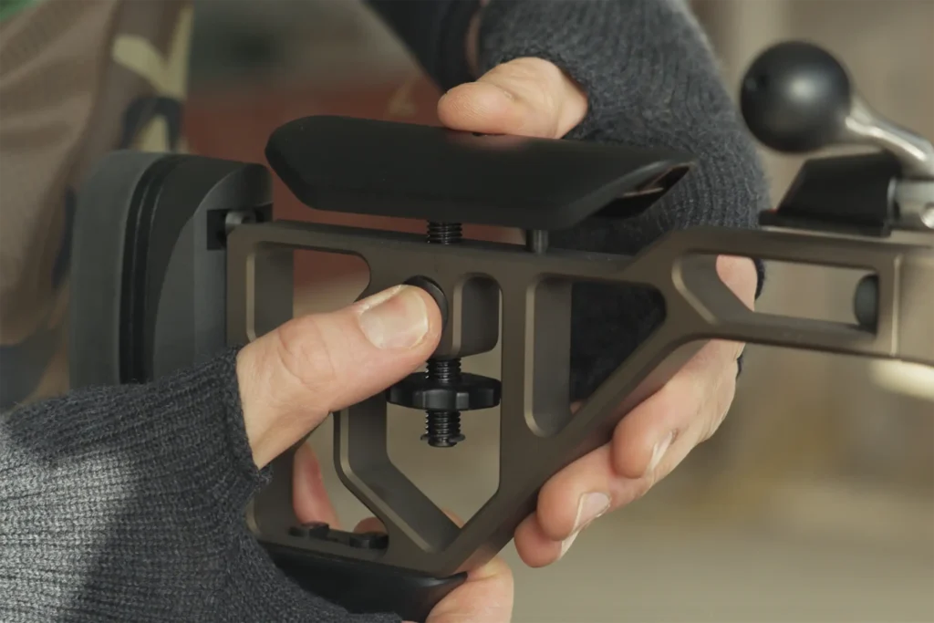 T3X Ace Targetin jousiviritteinen poskipakka siirtyy painikkeen avulla.