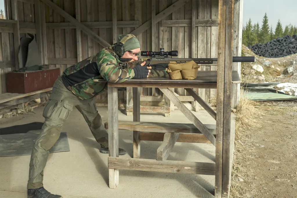 Maastoon ja radalle sulautuva Midnight Bronze cerakote-pinnoitus kestää kovaakin käyttöä.