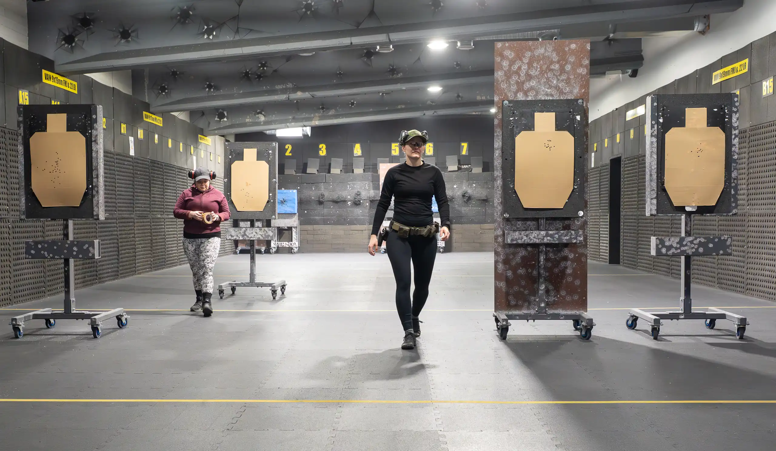 Nainen kävelee ampumaradalla