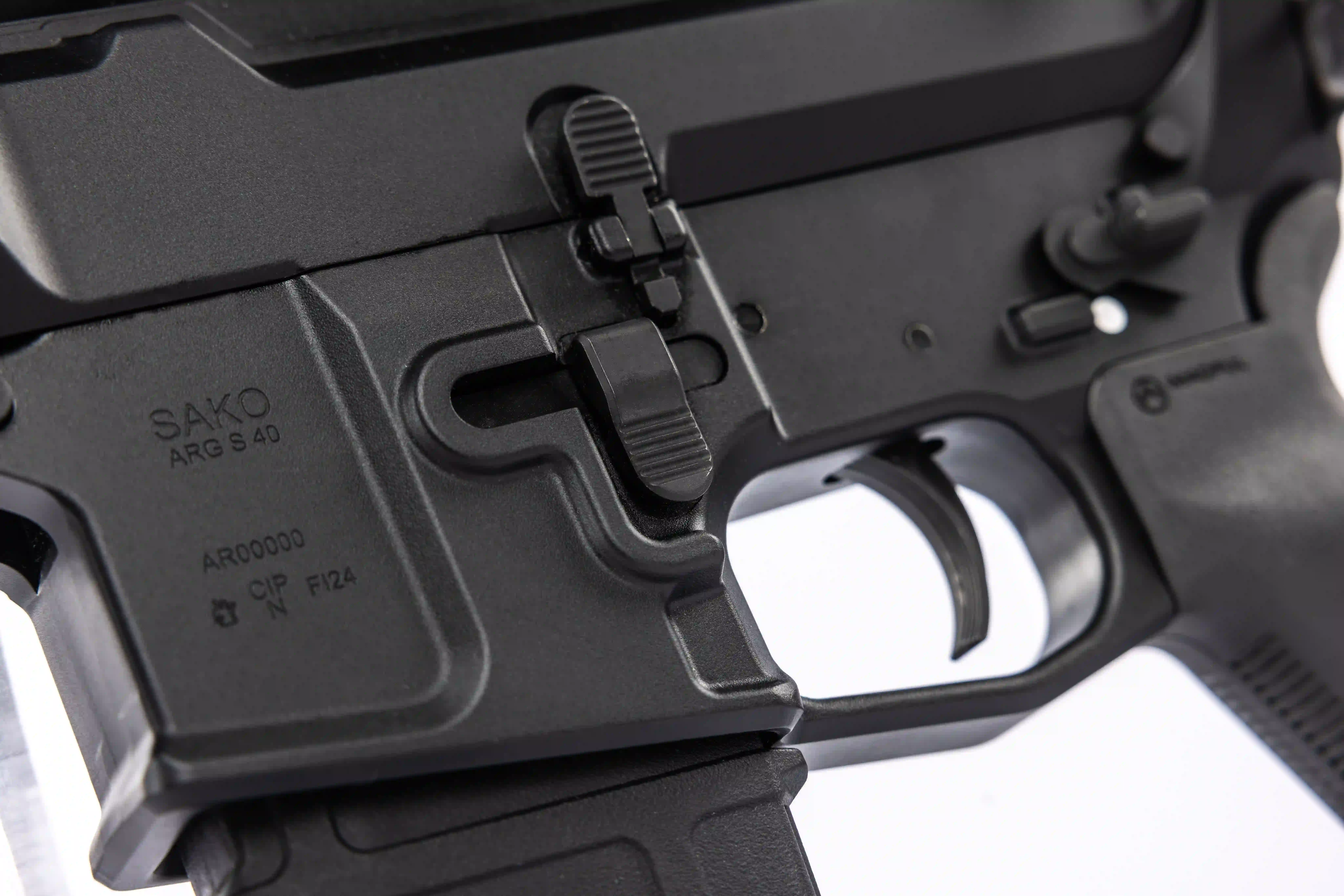 Rungon vasemman puolen hallintalaitteet Sako ARG S 40 kiväärissä.