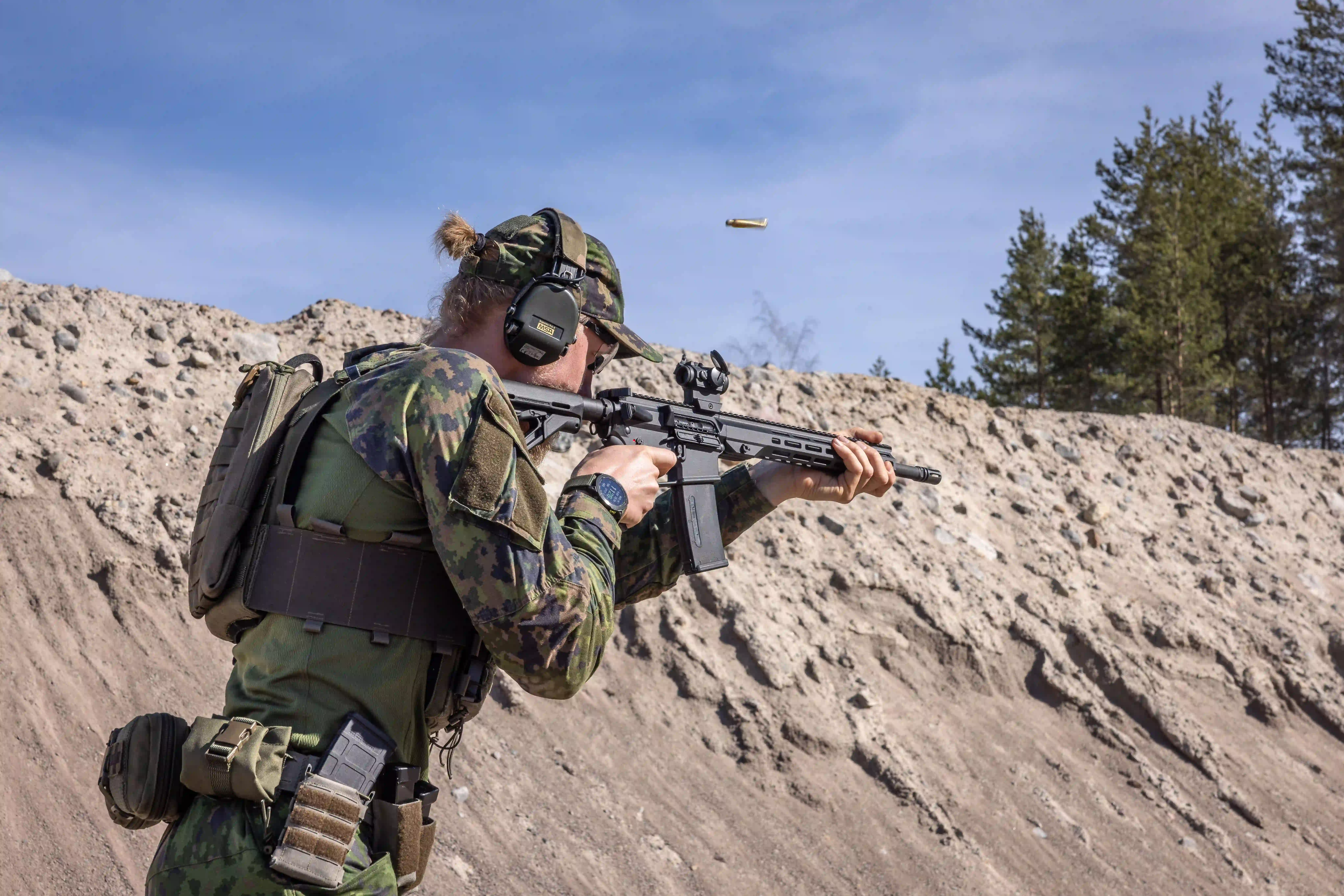 Hylsy lentää ilmassa henkilön ampuessa radalla S 40 kiväärillä.