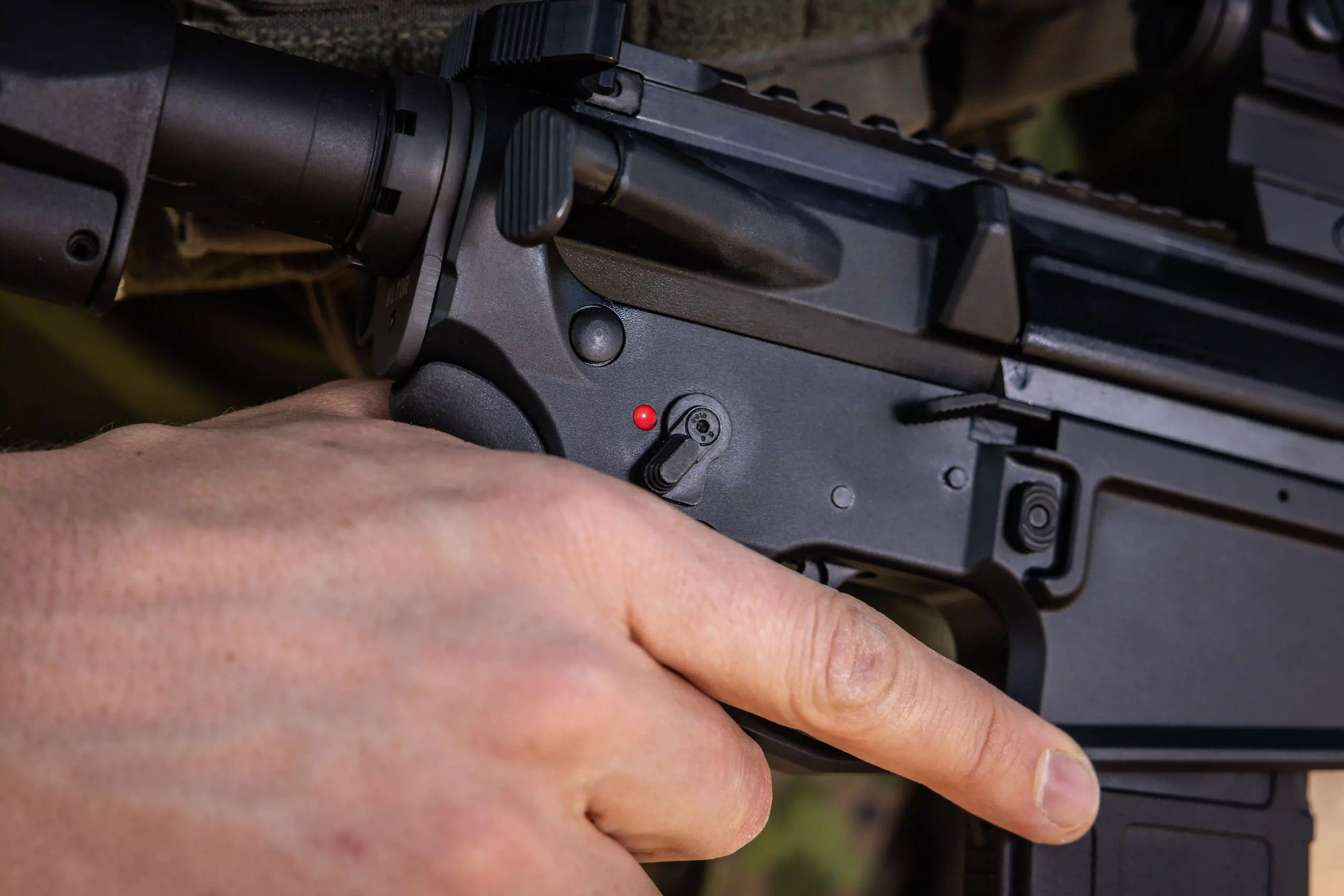 S 40 kiväärin hallintalaitteet rungon oikealla puolella.