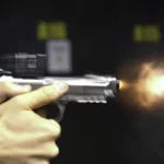 Beretta 92X Performance Optic pistooli ja suuliekki laukauksessa
