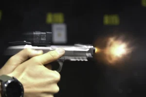 Beretta 92X Performance Optic pistooli ja suuliekki laukauksessa