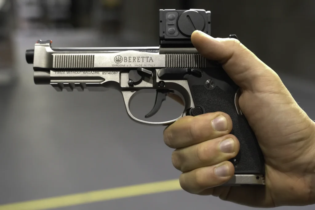 Beretta 92X Performance Optic pistoolin hana, takatähtäin, varmistin ja majavanhäntä