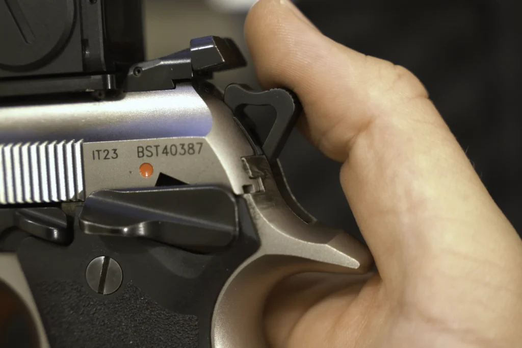 Beretta 92X Performance Optic pistoolin hana, takatähtäin, varmistin ja majavanhäntä