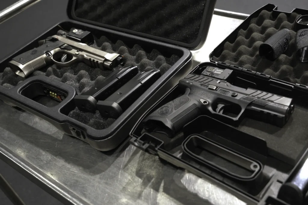 Beretta 92X Performance ja APX A1 pistoolit, lippaat ja kahvapalat salkuissaan