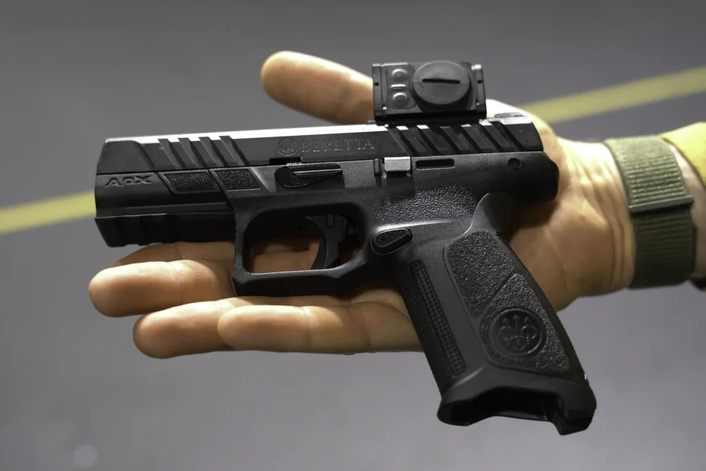 Beretta APX A1 pistooli Aimpoint Acro C2 punapistetähtäimellä