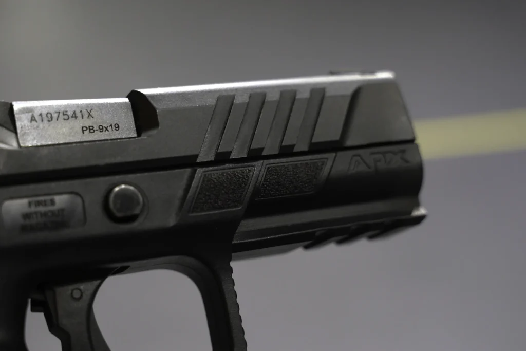 Beretta APX A1 pistoolin etuosan otepinnat ja serraatiot