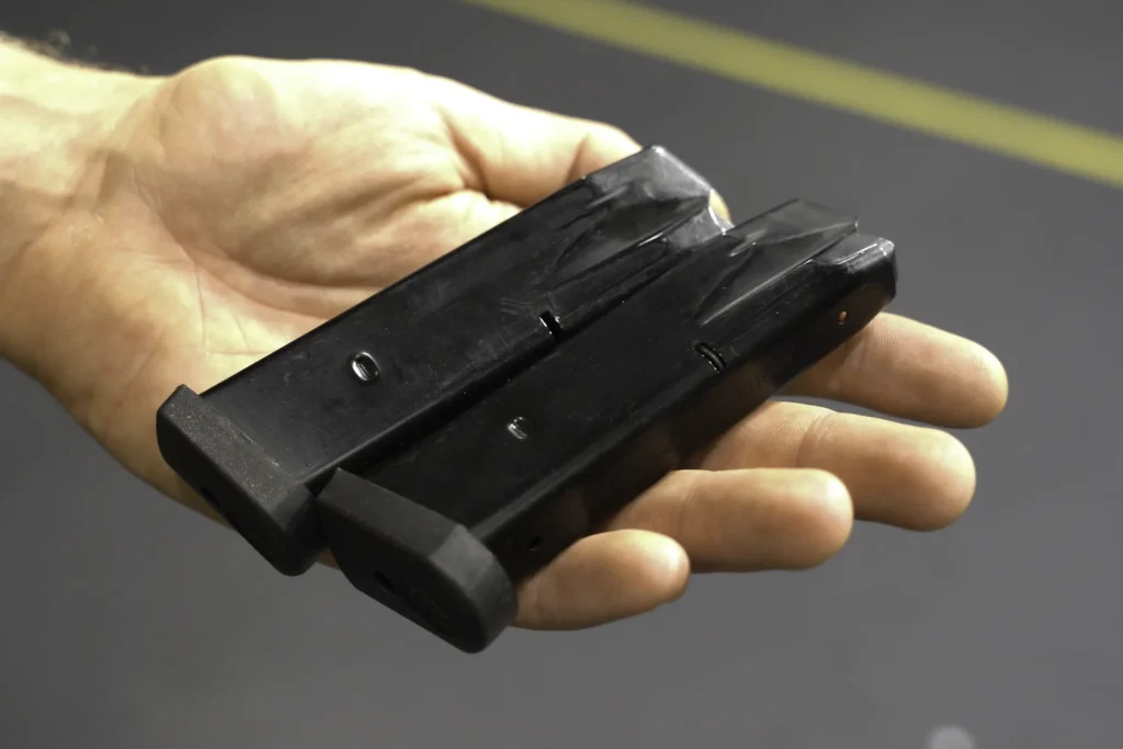 Beretta pistoolin kaksi metallista lipasta