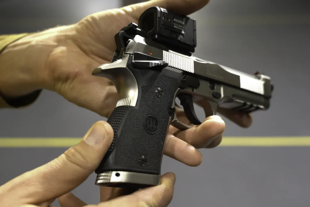 Beretta 92X Performance Optic pistooli ja wrap-around kahvapala